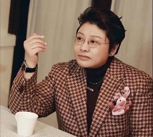 工程配资 54岁韩红暴瘦40斤惊艳蜕变 穿夹克马丁靴气场全开 自律人生震撼全网