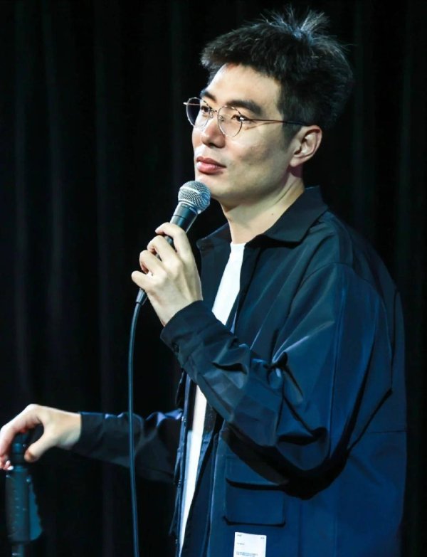 股票配资利息 周奇墨从脱口秀天花板跌落：拿生死悲剧当笑料引众怒